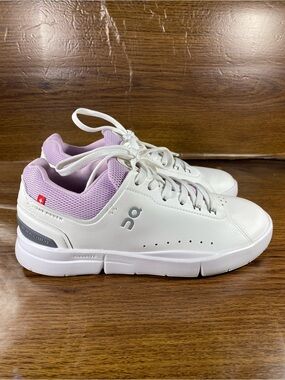 On Cloud Roger women’s shoe size 6.5